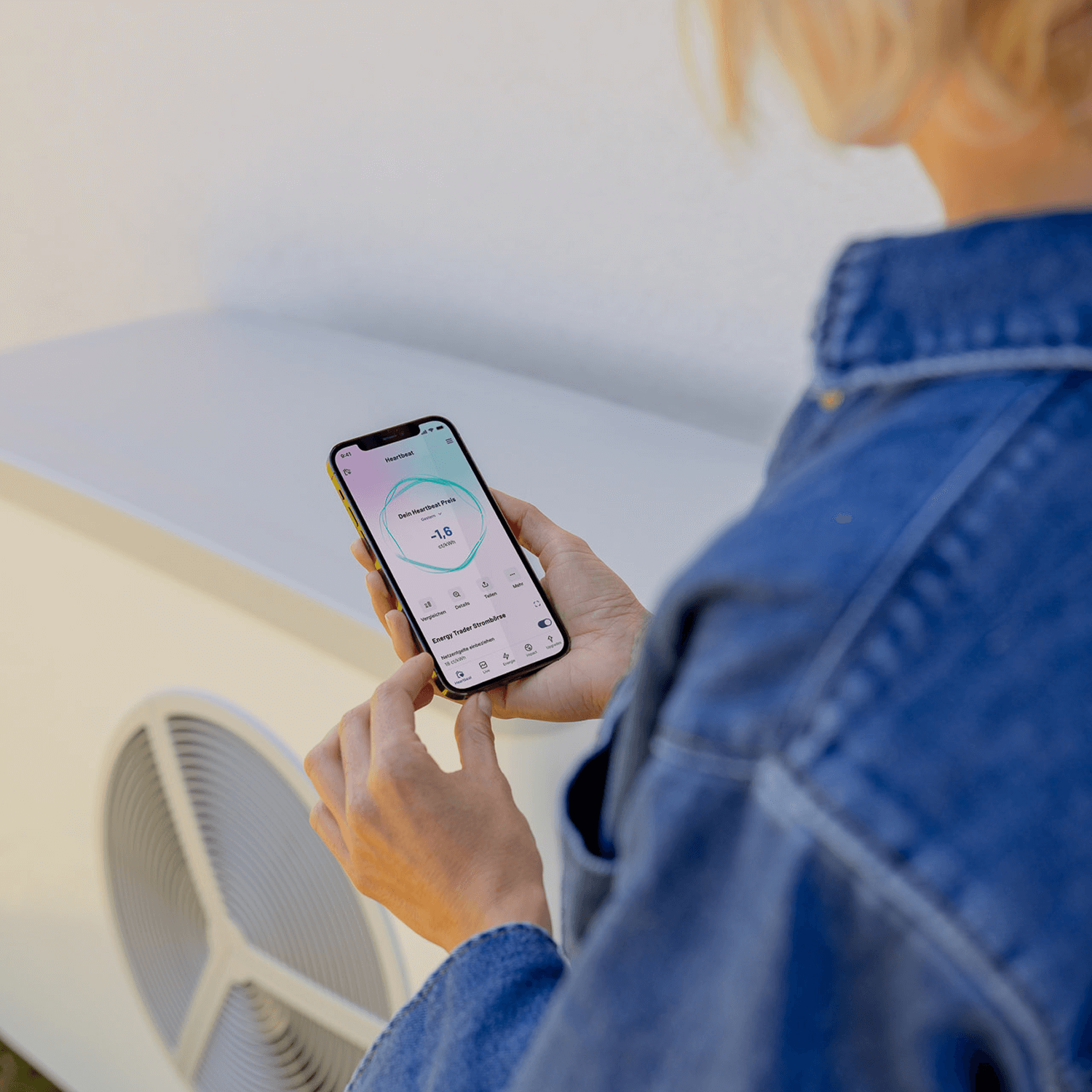 Kundin checkt ihren Heartbeat Strompreis vor ihrer Wärmepumpe