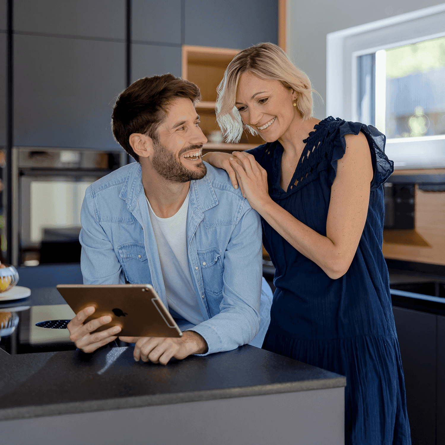 Pärchen freut sich über günstigen Strompreis in der App