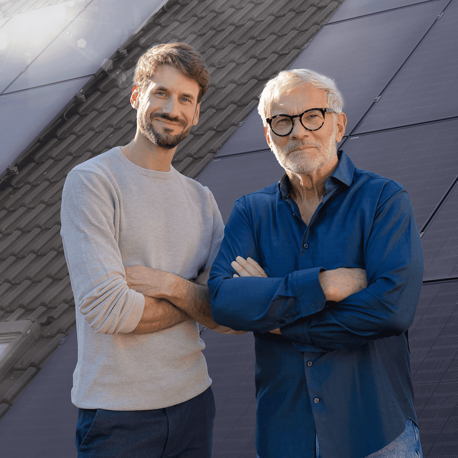 2 Generationen (Opa mit erwachsenem Sohn) vor Dach mit Solaranlage
